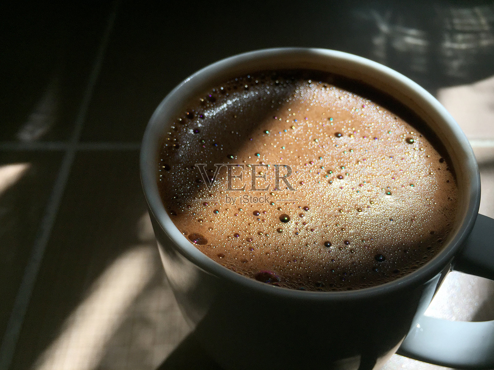 瓷砖背景上的土耳其咖啡照片摄影图片