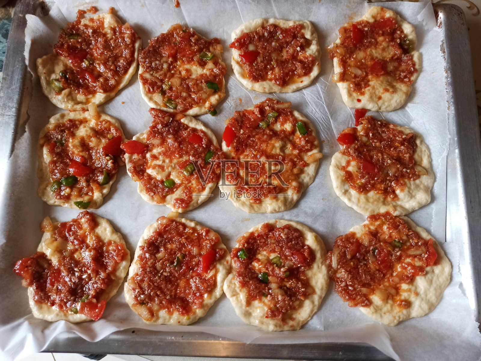 土耳其传统自制羊肉佛卡西奥面包在安卡拉土耳其制作照片摄影图片