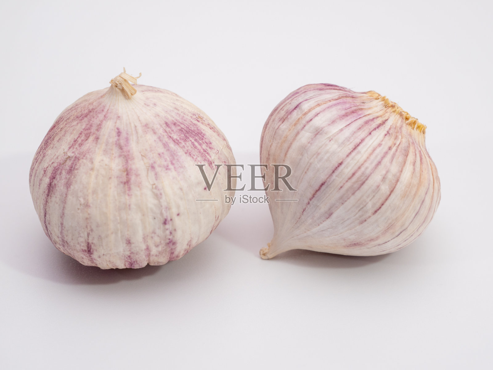 白色背景上的大蒜。大蒜特写。照片摄影图片