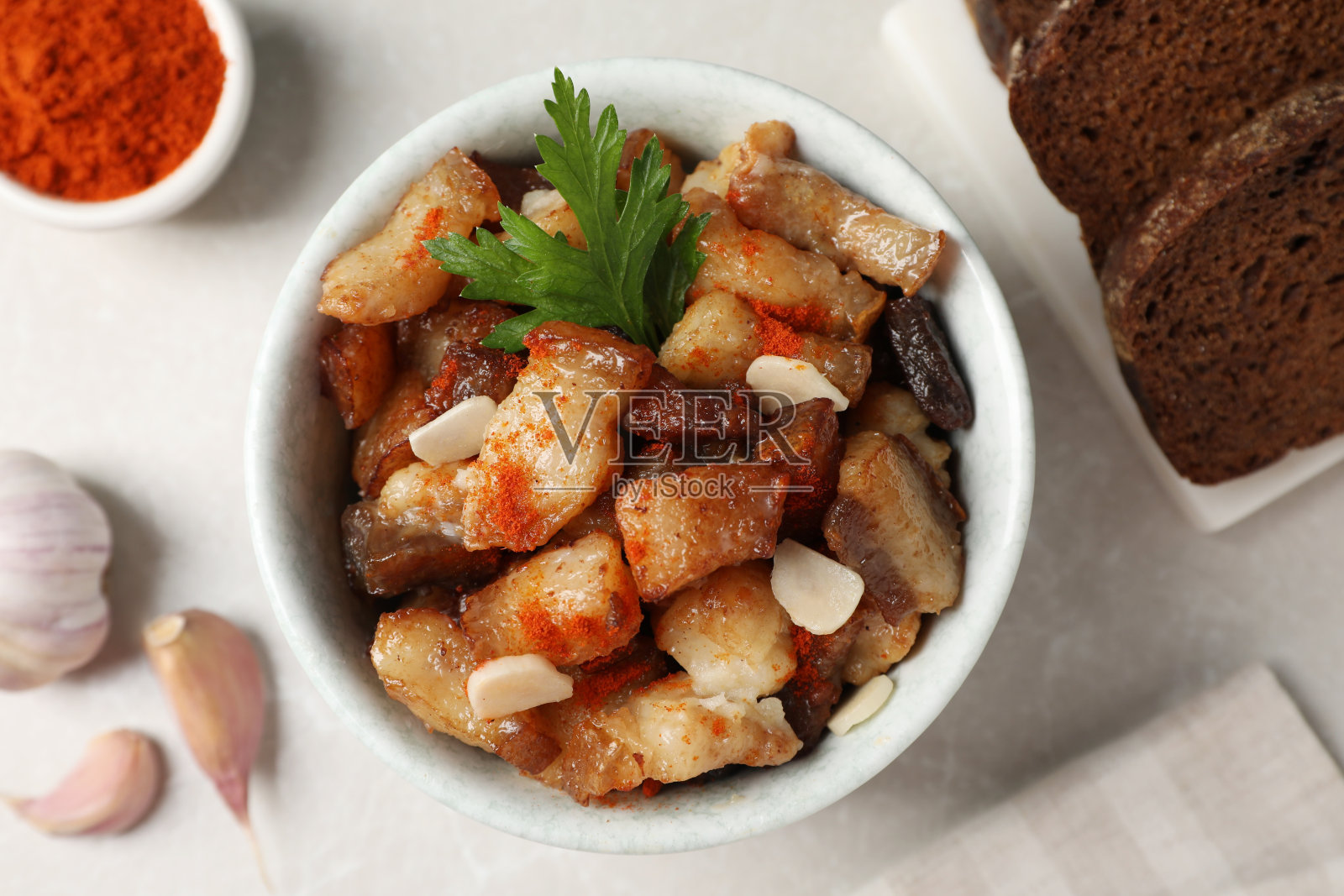 美味的炸脆皮放在轻桌上，平放。煮熟的猪肉猪油照片摄影图片