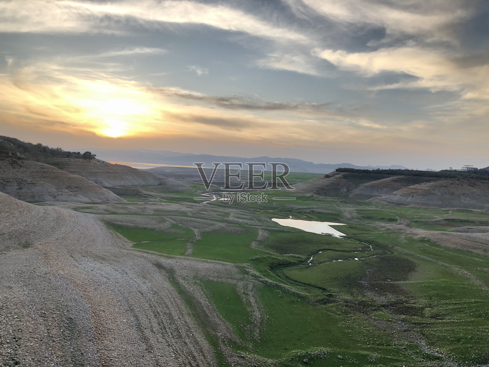 青山中的池塘照片摄影图片