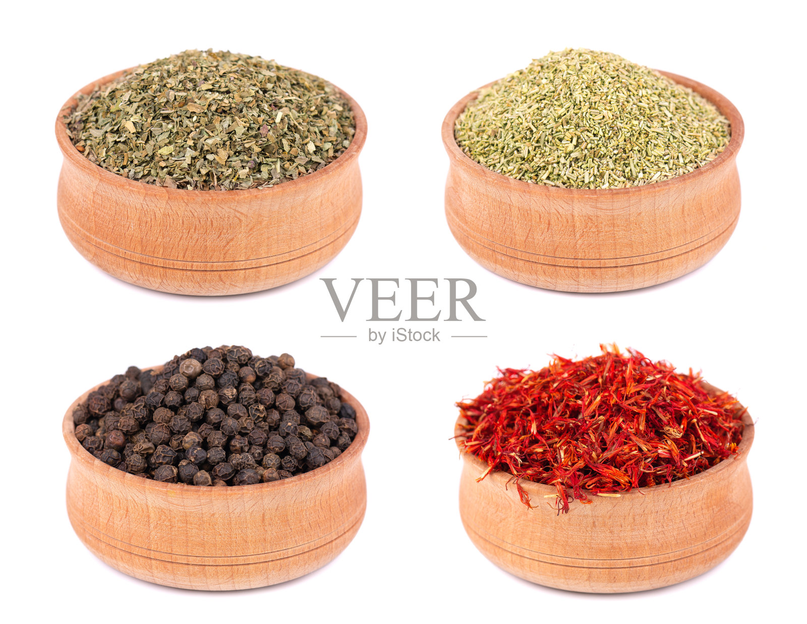 混合香料和调味料在木碗，孤立在白色背景。干有机草本植物。对烹饪原料。照片摄影图片