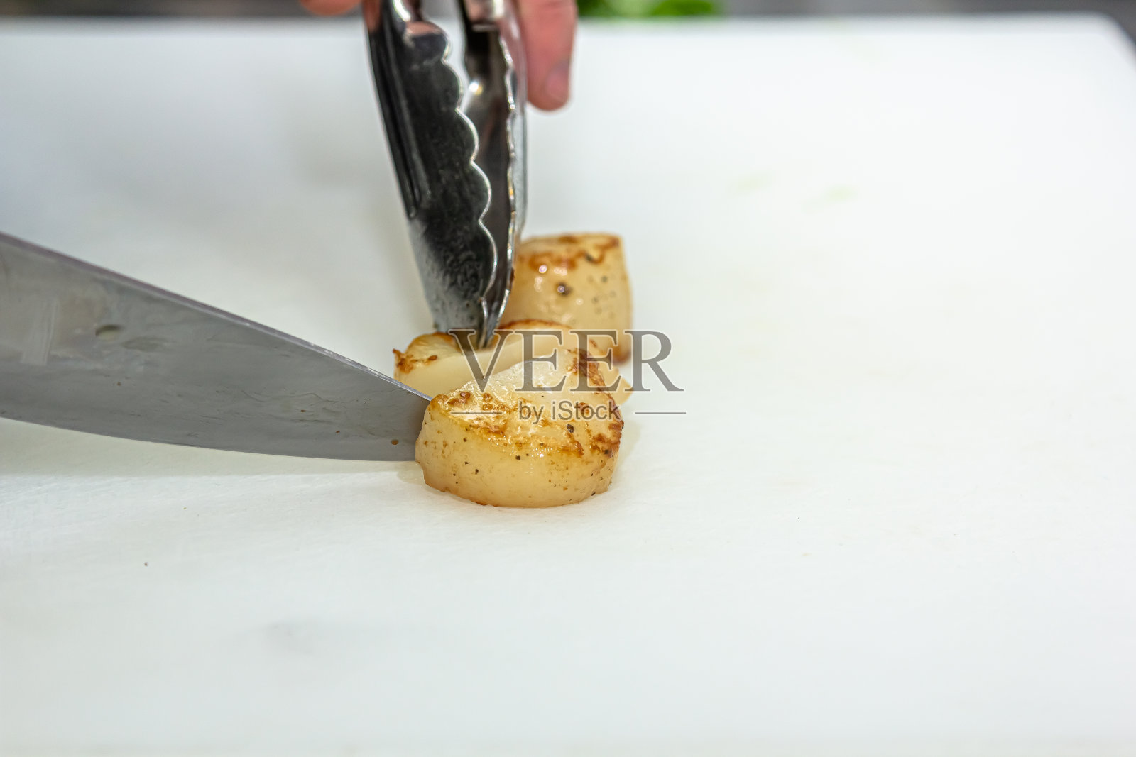 厨师用刀切扇贝照片摄影图片