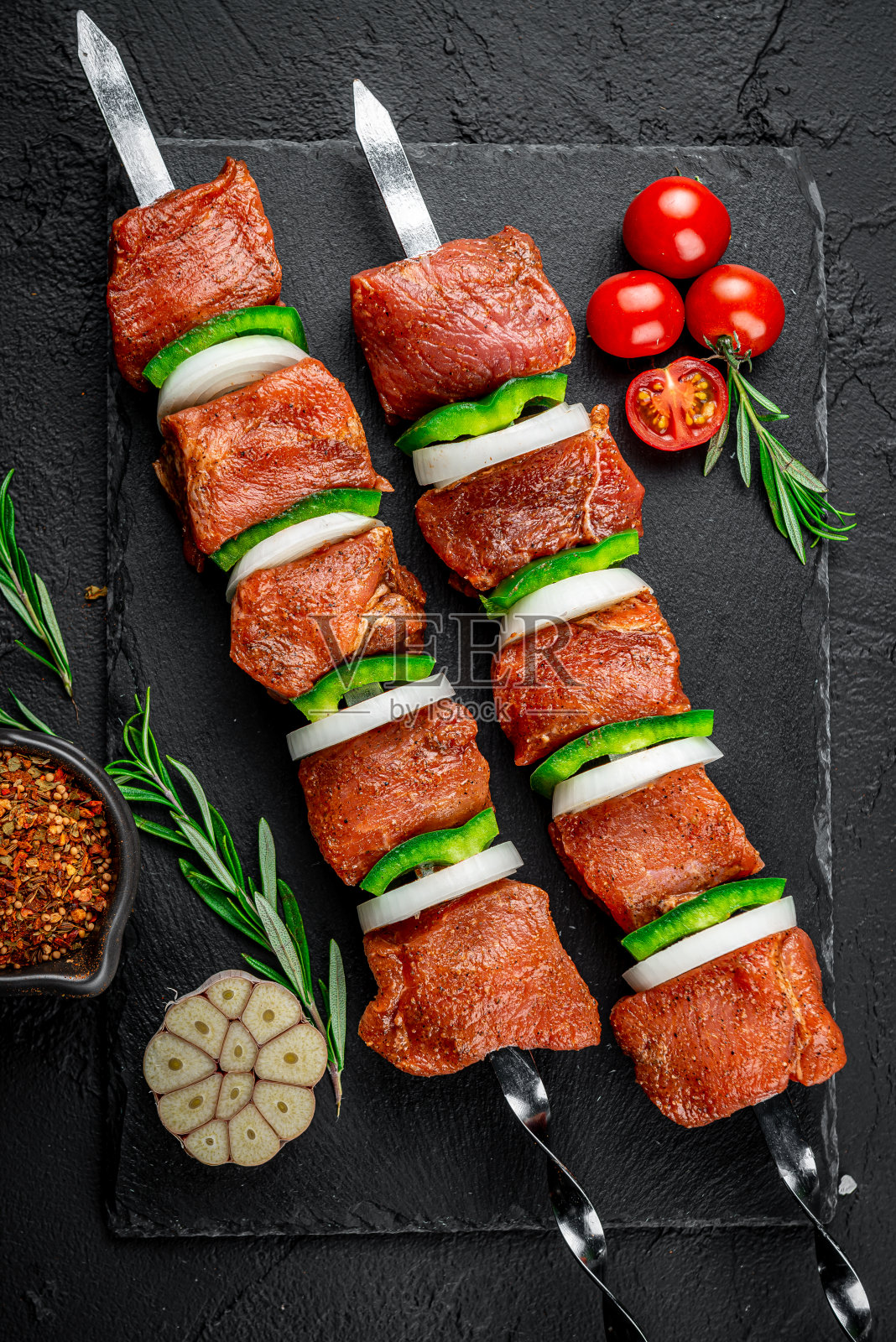 生蔬菜烤肉串。生shashlyk照片摄影图片