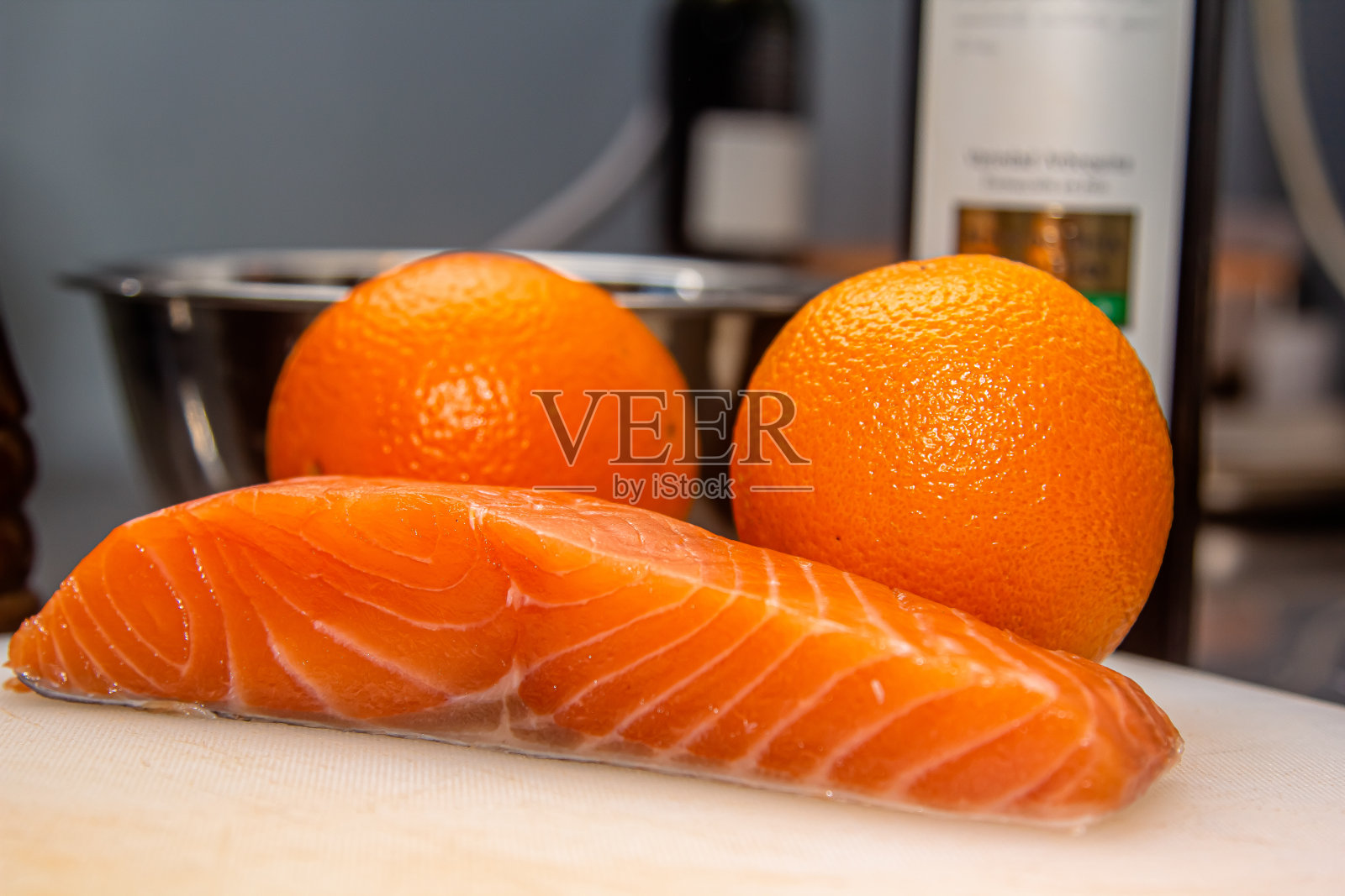 生鲑鱼片，胡椒，盐，莳萝，柠檬和迷迭香放在木桌上照片摄影图片