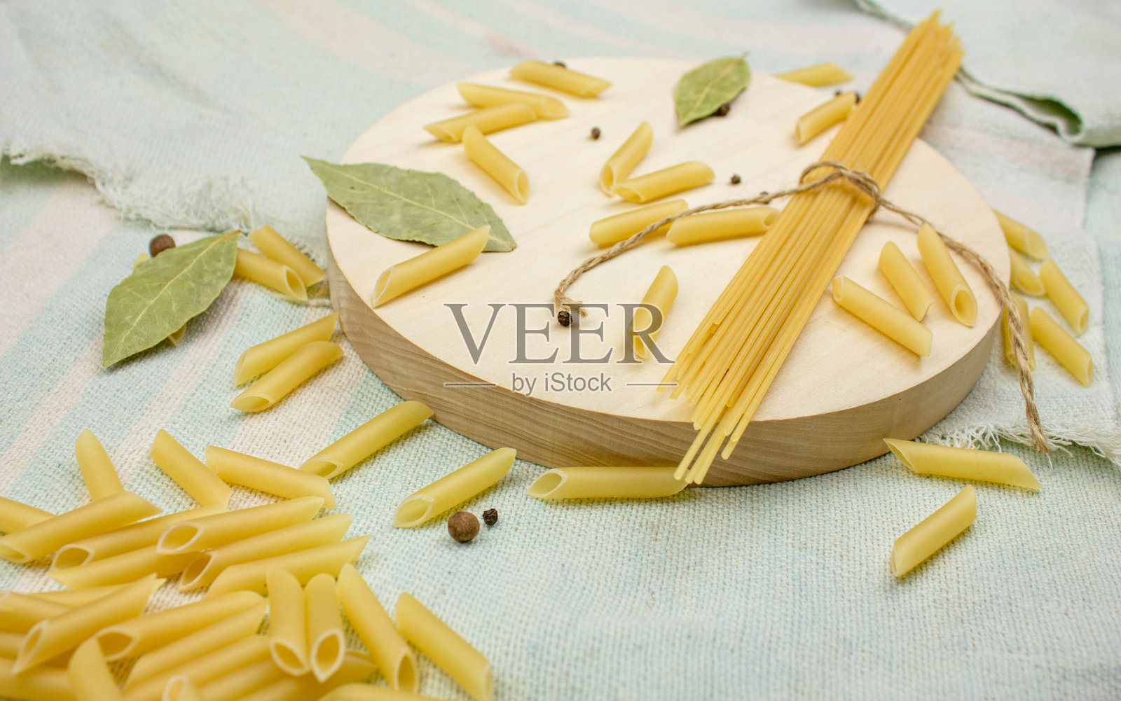 意大利面。天然的意大利面和意大利面。意大利面和意大利面条。照片摄影图片