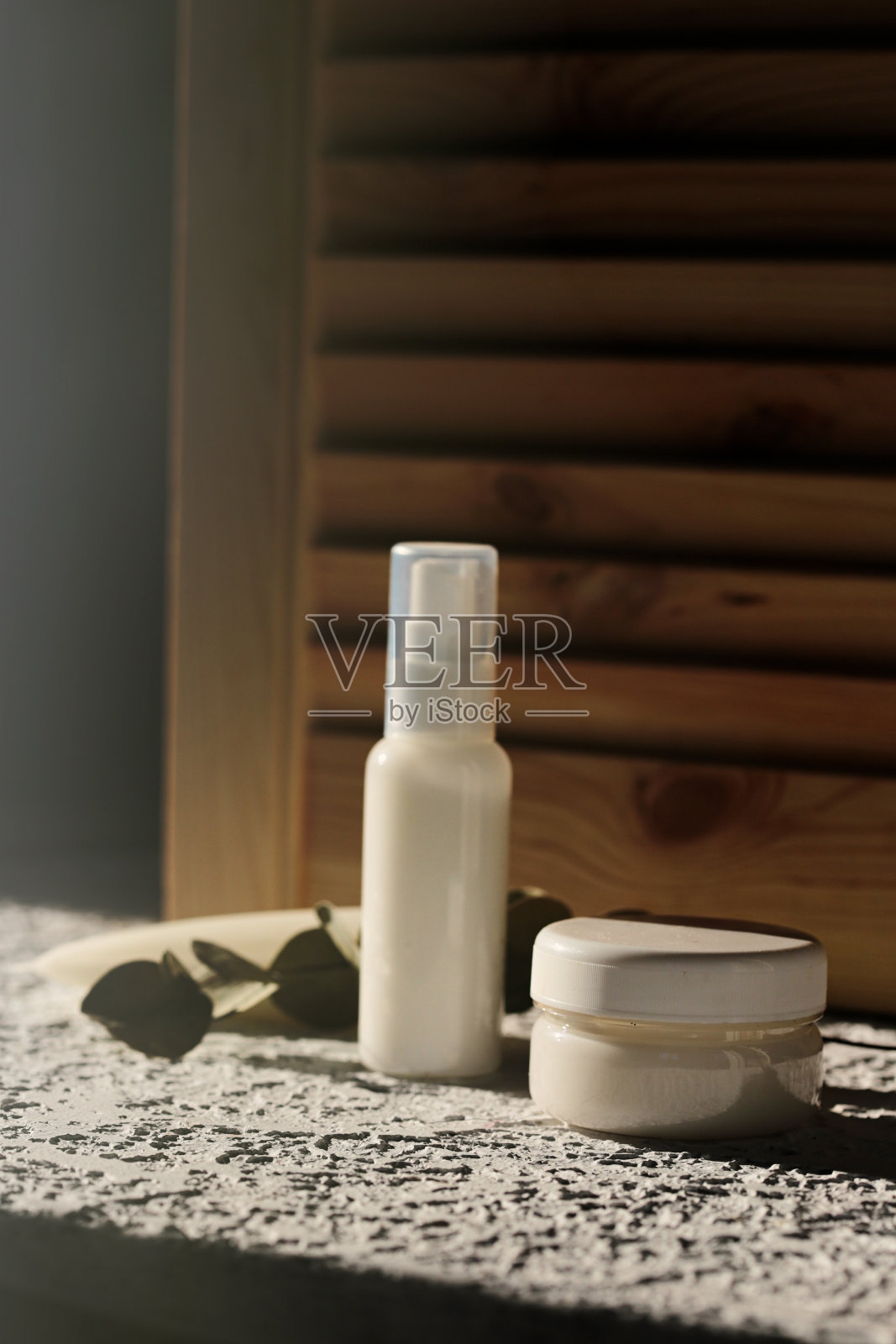 女性护肤品。一罐其他厂家生产的润发膏、润肤露、护手霜。女性化妆品广告模特。照片摄影图片