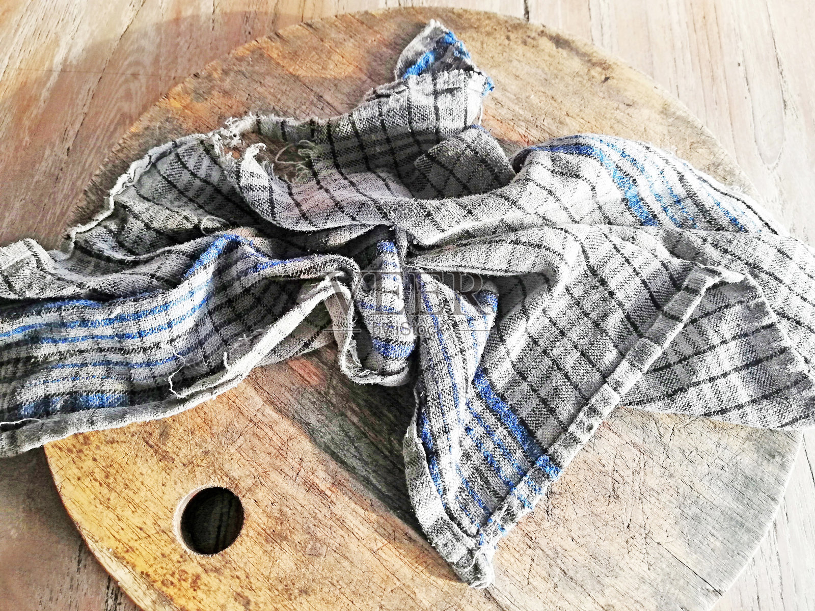 肮脏的餐巾放在棕色的木制背景上照片摄影图片