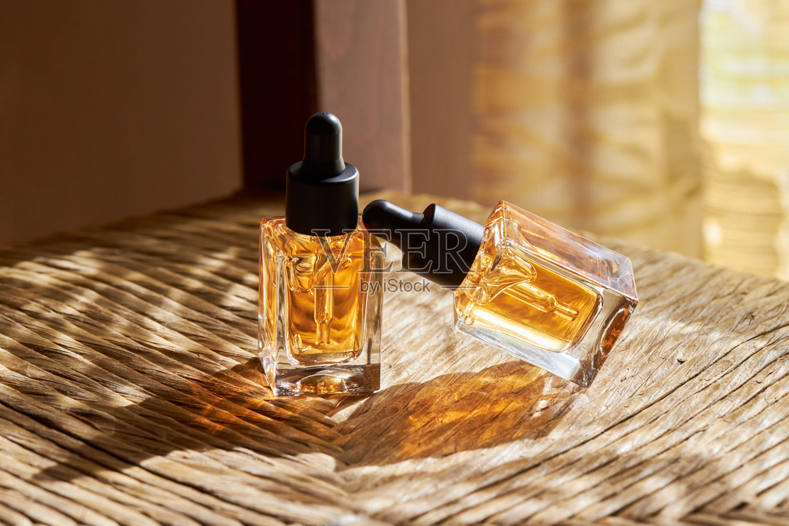 透明油用于指甲和角质层护理玻璃瓶与移液管分配器照片摄影图片