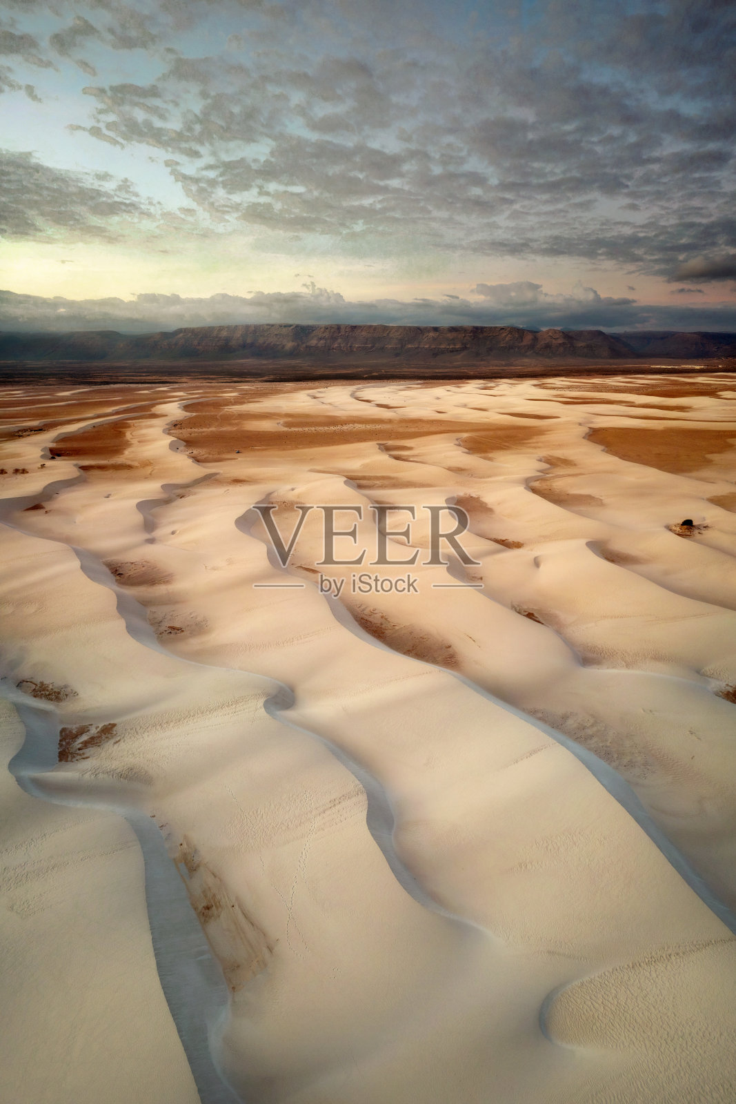 也门索科特拉岛南海岸的沙丘，拍摄于2021年11月照片摄影图片