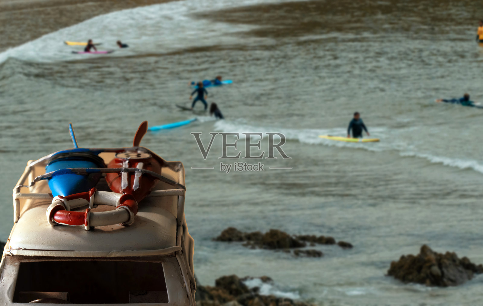 有冲浪板的车停在海边照片摄影图片