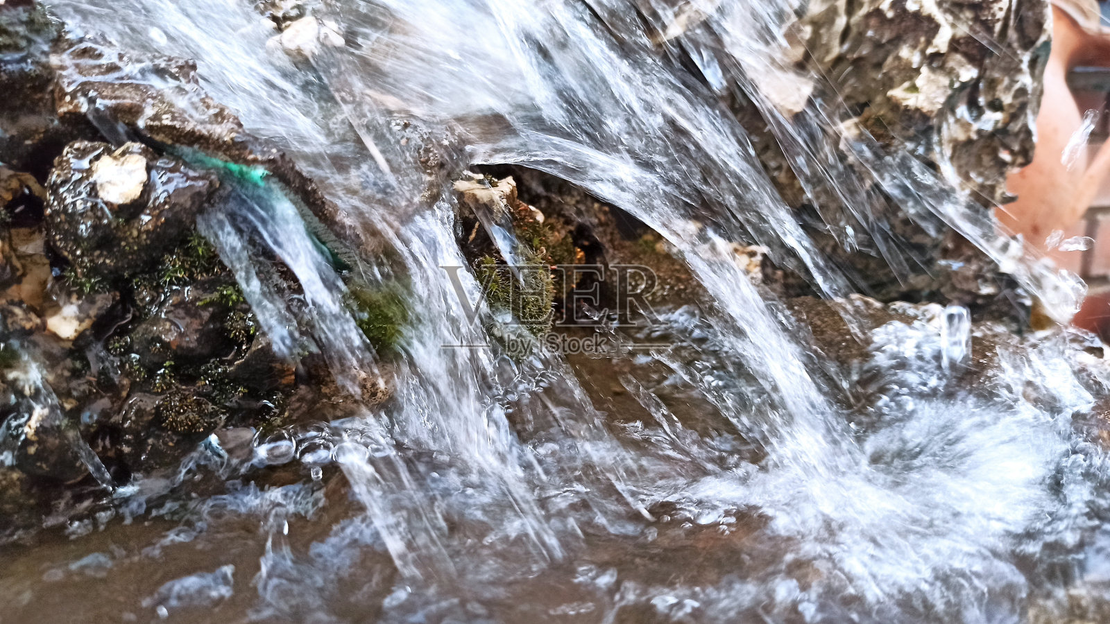 石头喷泉上的流水照片摄影图片