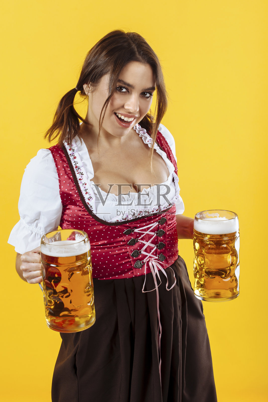 啤酒节服务员微笑着拿着啤酒照片摄影图片