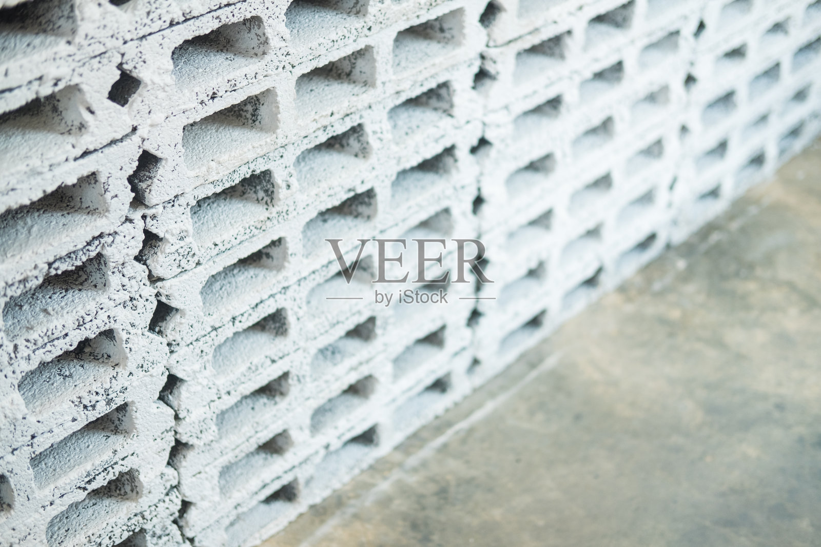 矩形厚混凝土块的特点是小孔隙分散在立方体中照片摄影图片