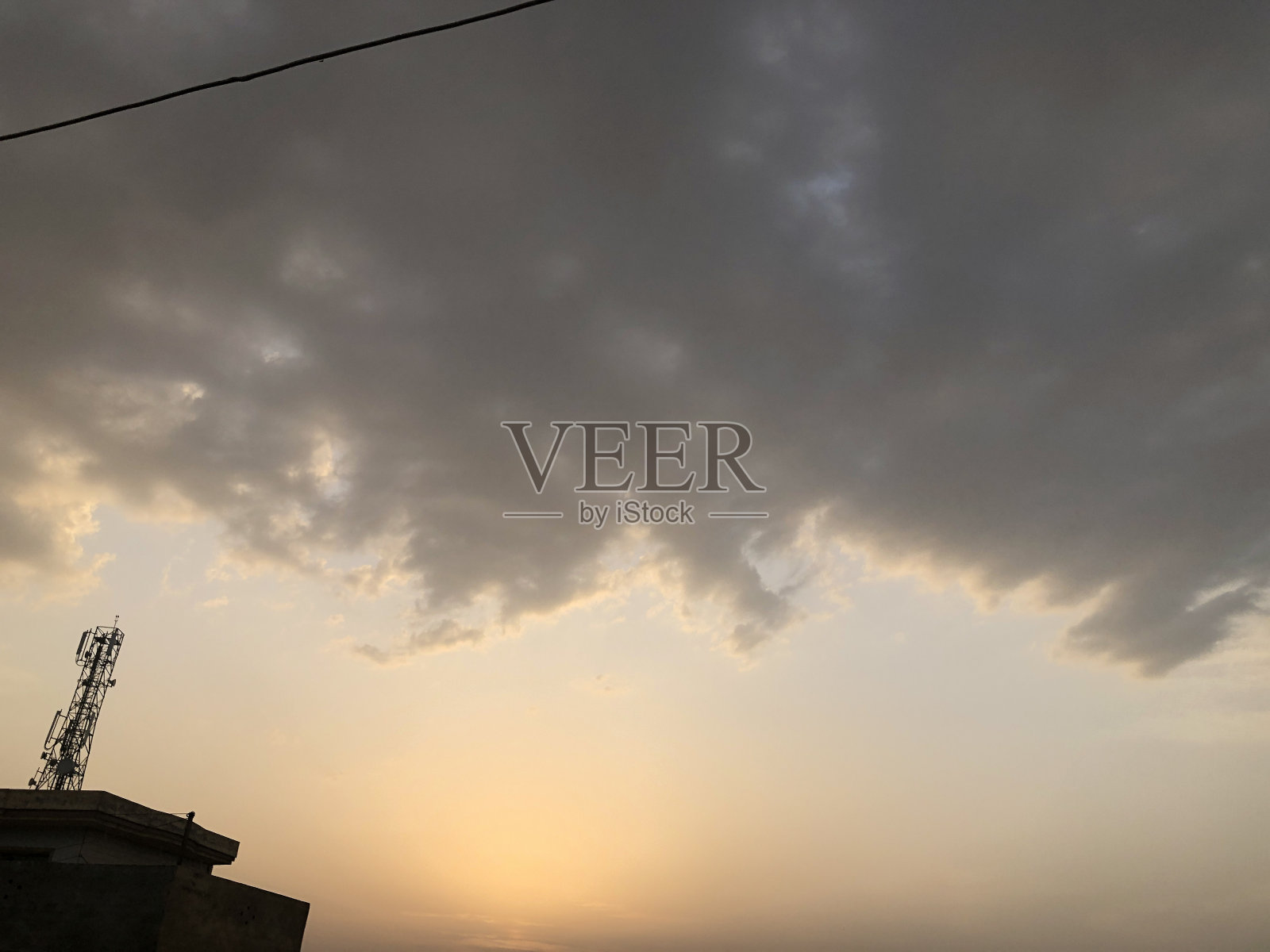 塔台上多云的天空照片摄影图片