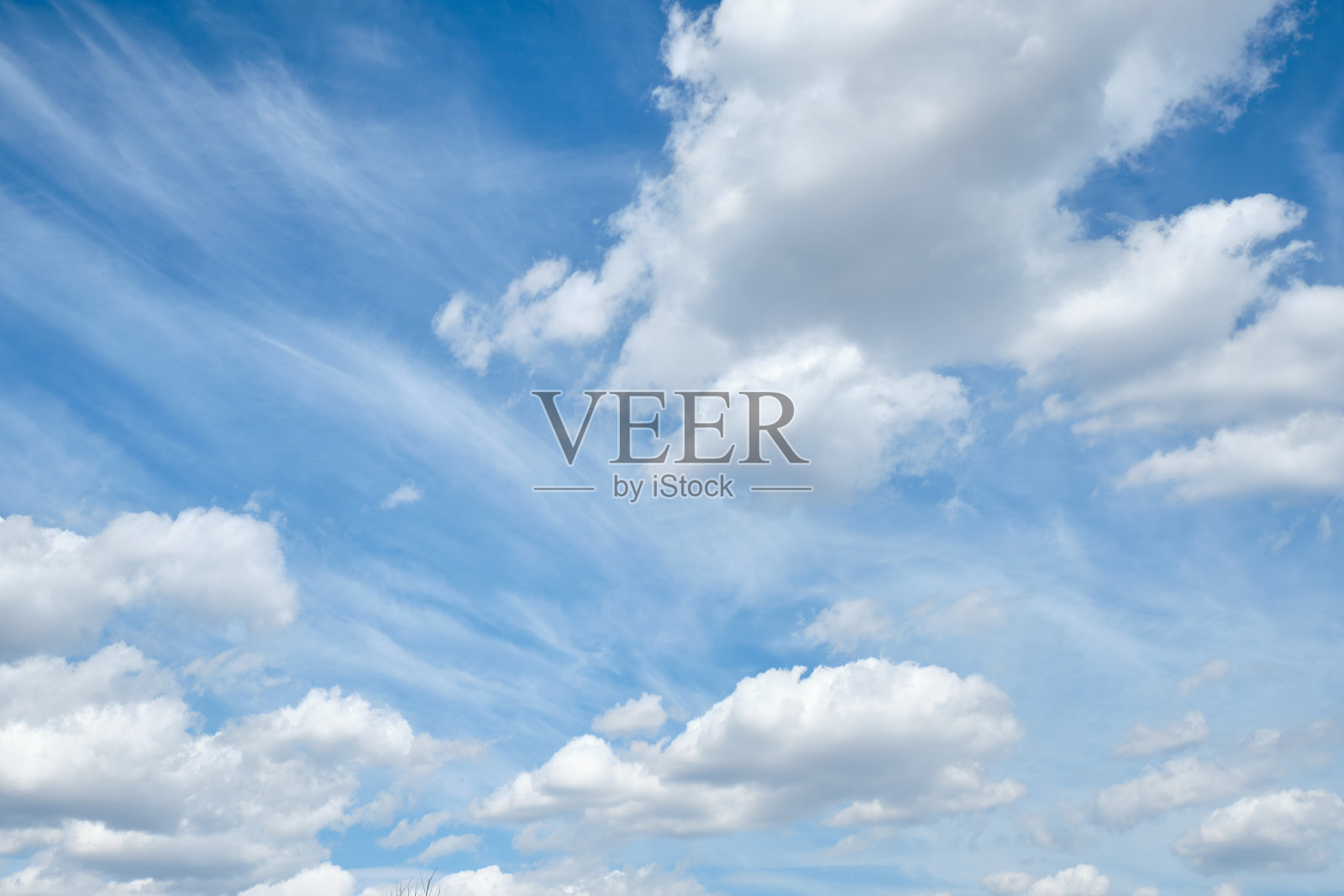 夏天白天有晴朗的蓝天和白云。照片摄影图片