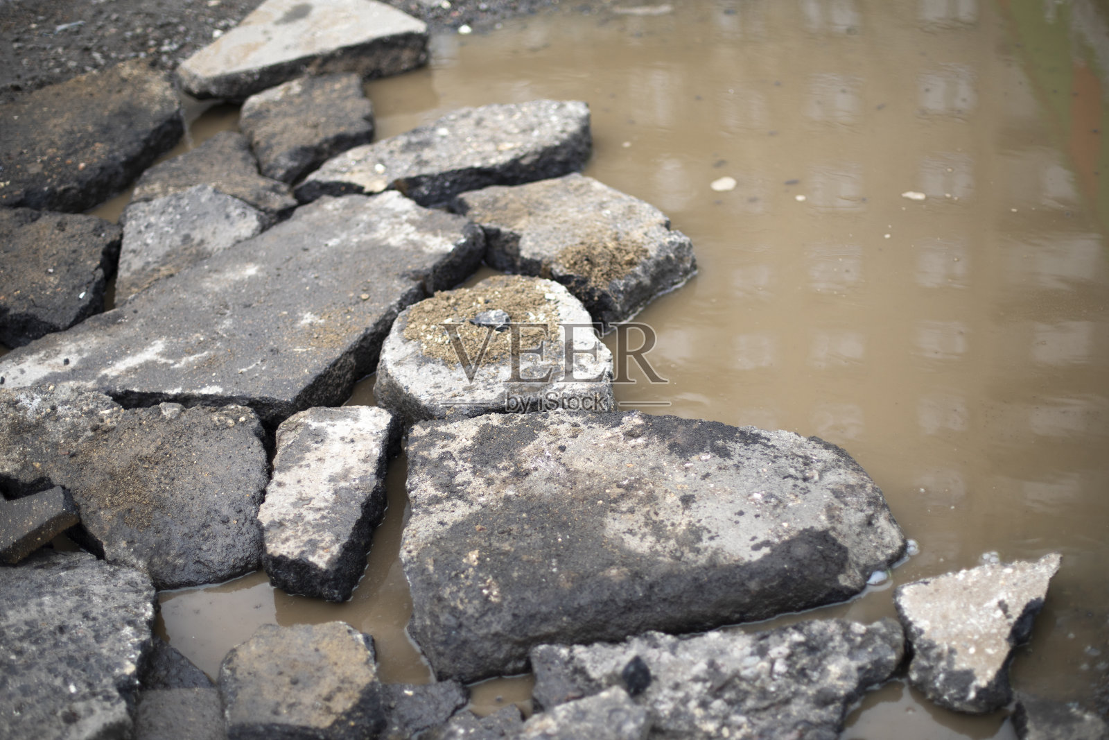 大量的石头。建筑垃圾。照片摄影图片