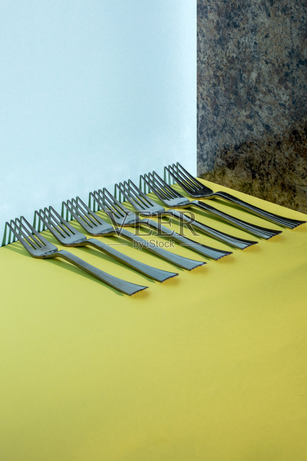 彩色背景上带有叉的抽象静物画照片摄影图片