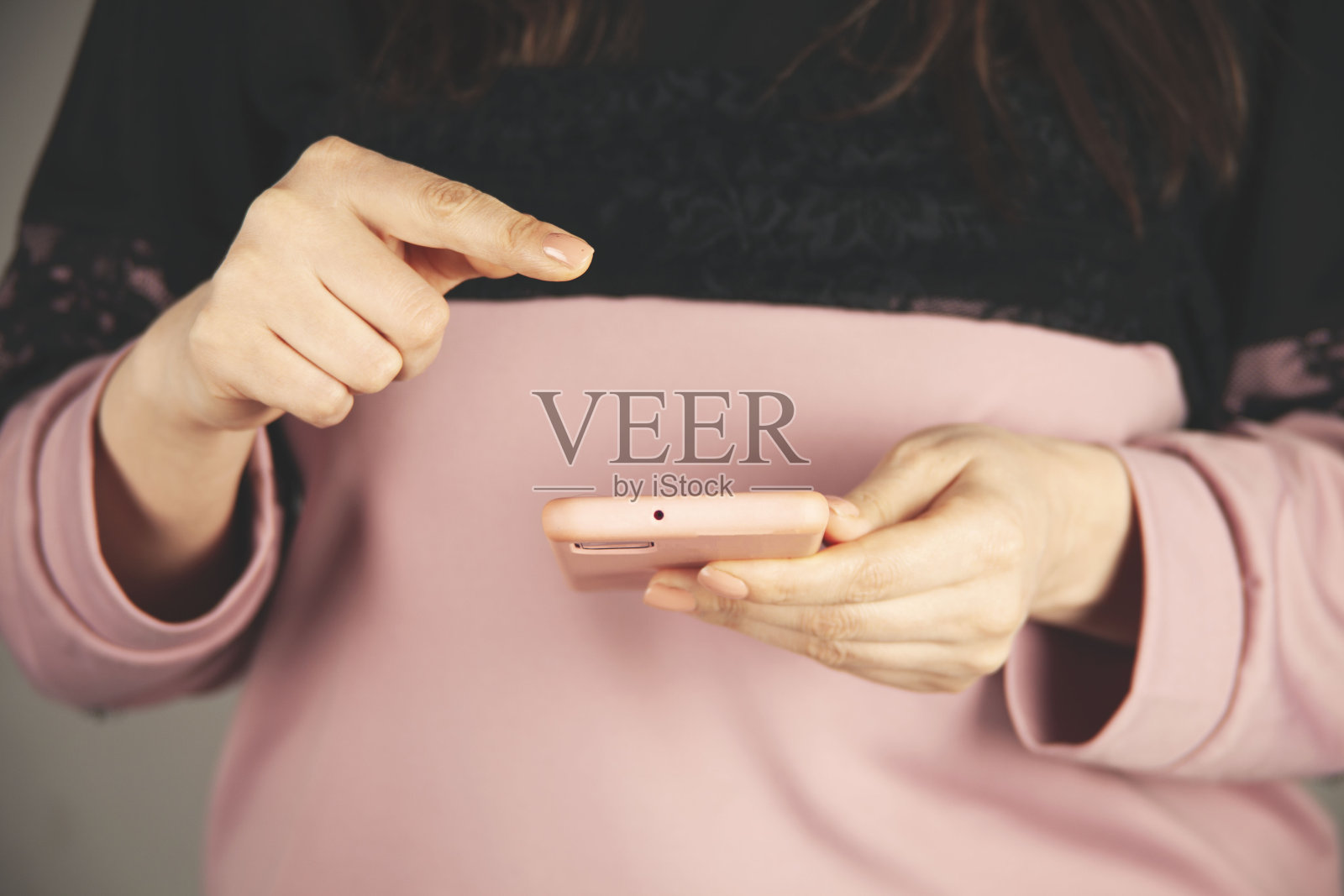 女人手里拿着智能手机照片摄影图片