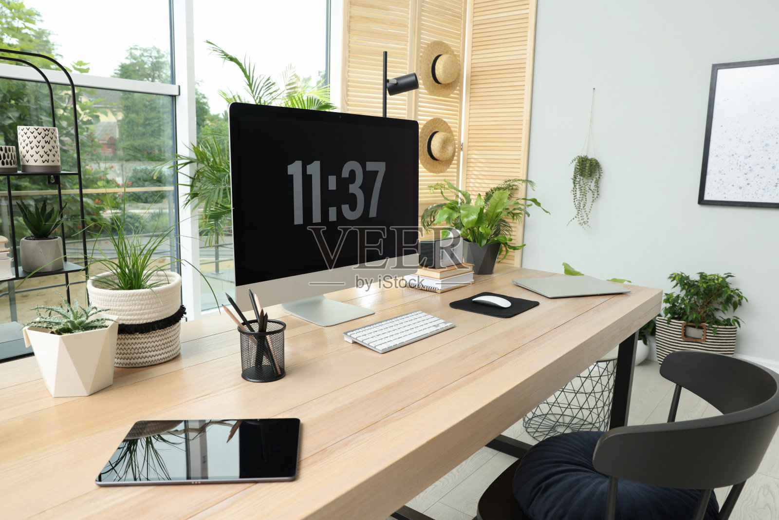 舒适的工作场所，电脑在明亮的房间。室内设计照片摄影图片