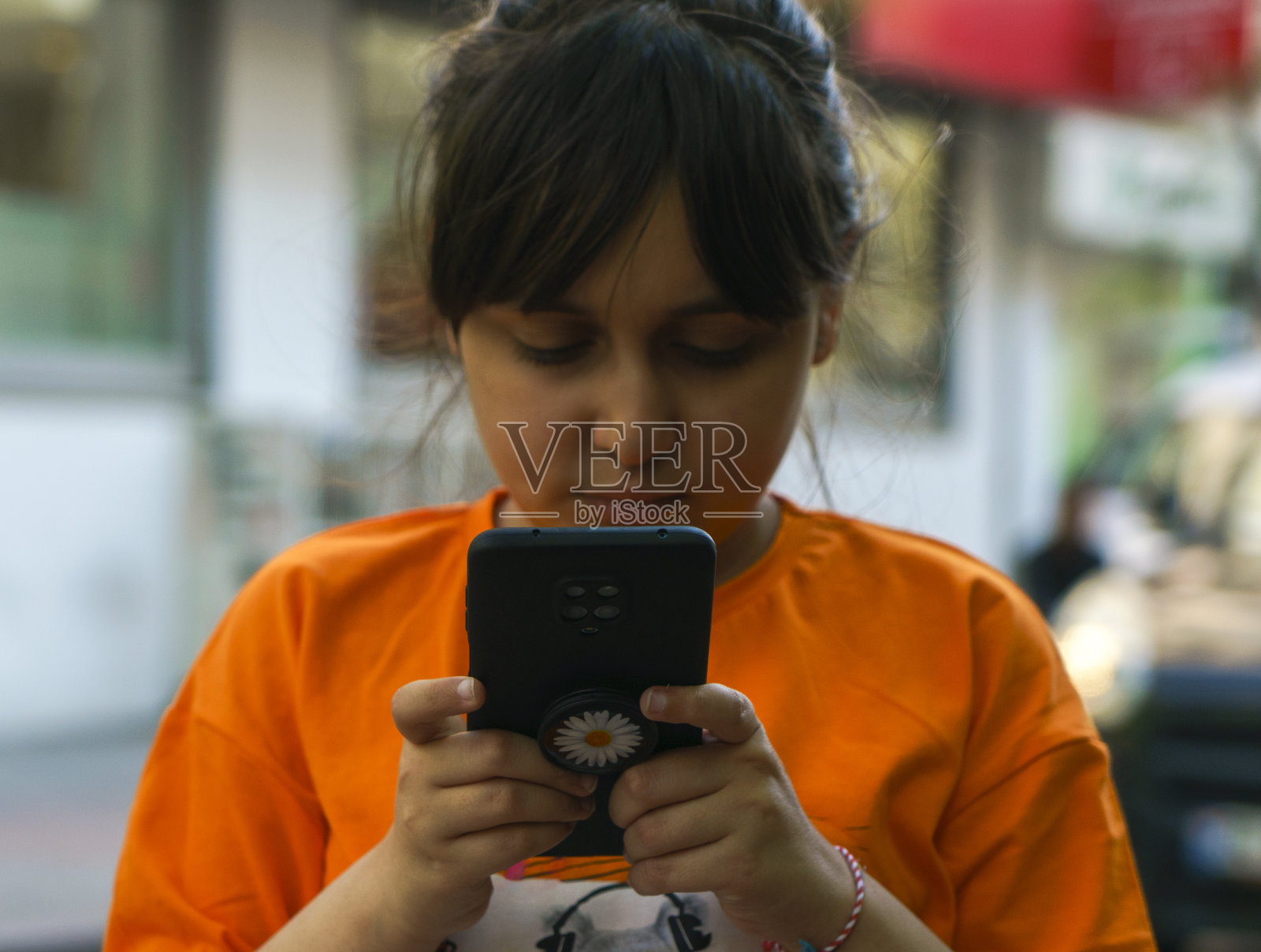 小女孩在玩智能手机照片摄影图片