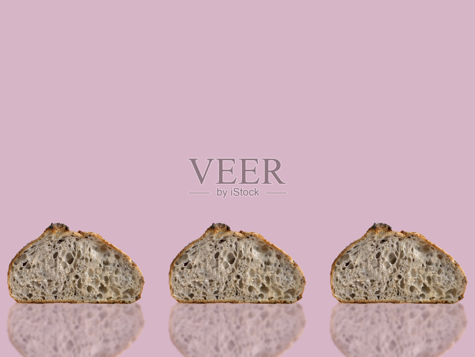 背景艺术设计三个3片自制酵母面包与反射，粉红色的颜色背景，空白的拷贝空间的广告和销售照片摄影图片