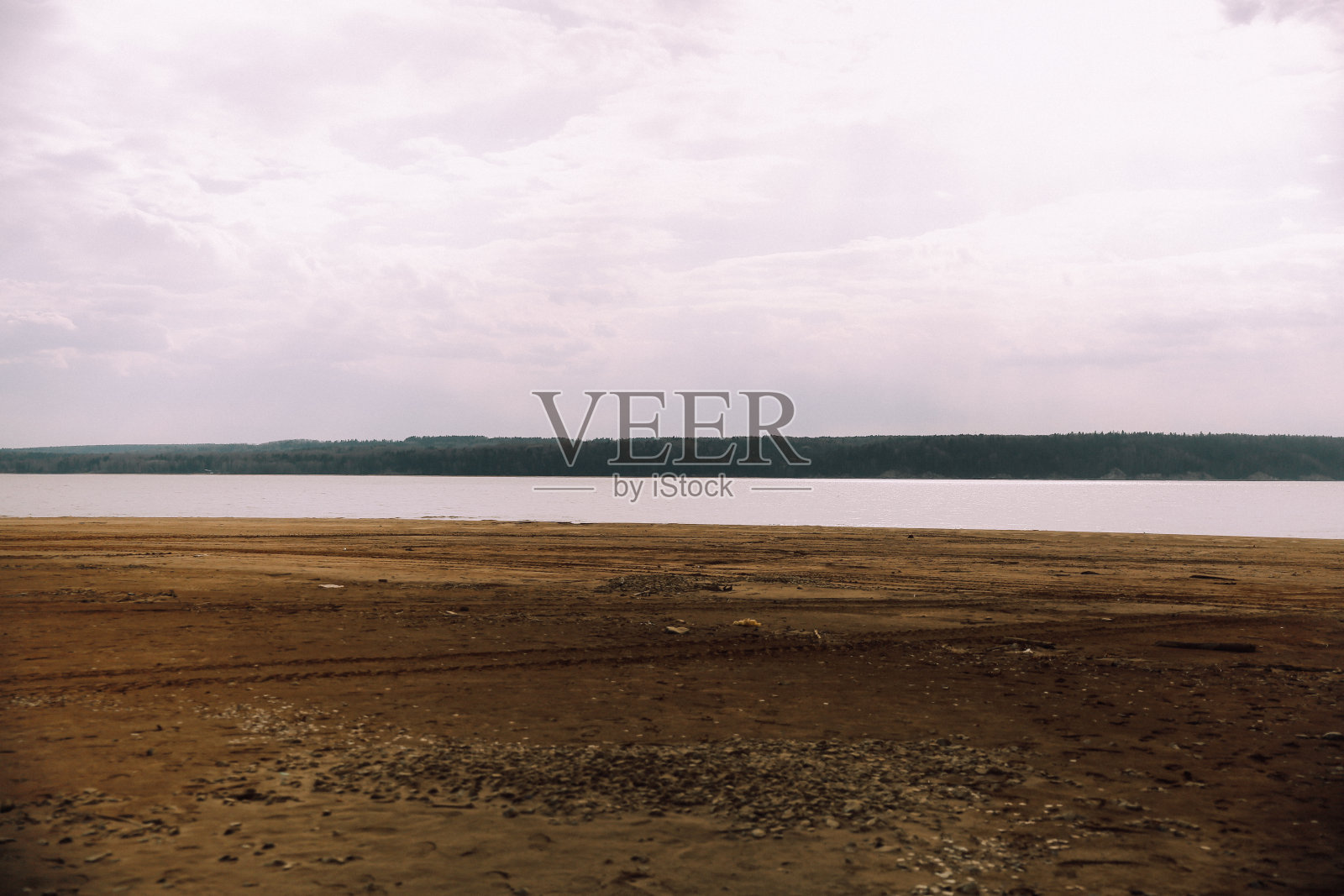 简单的河流景观，拍摄，颗粒照片摄影图片