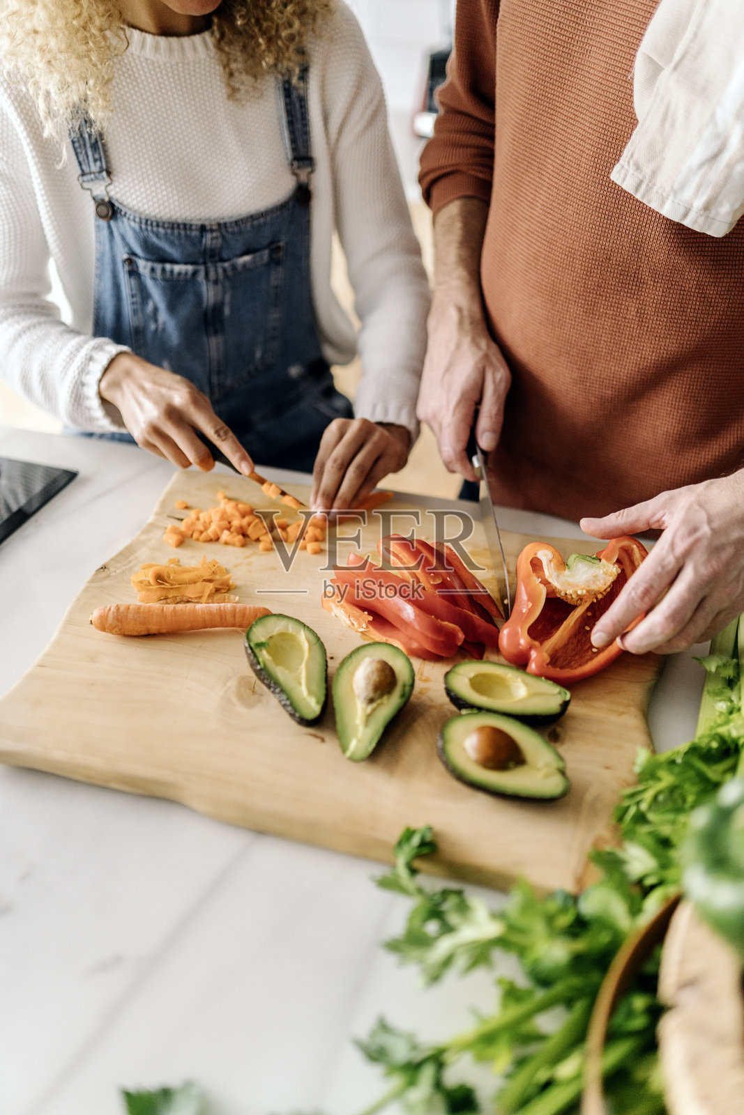 一对夫妇在厨房准备食物。照片摄影图片