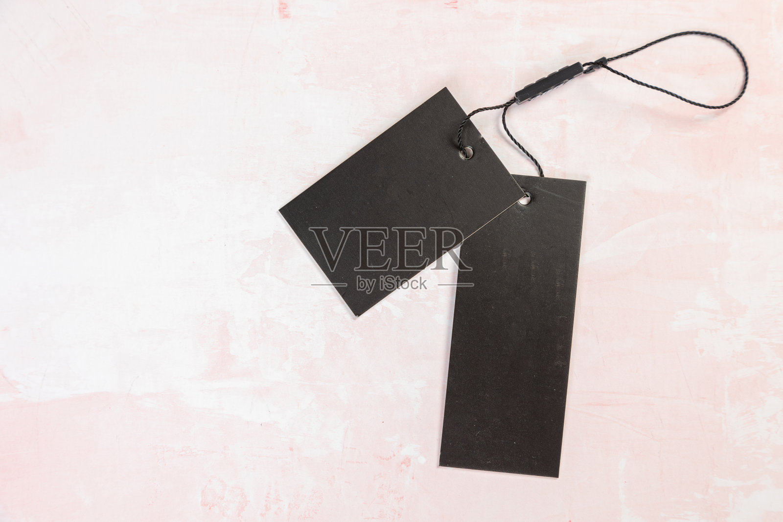 衣服标签，标签空白模型模板上的粉红色的桌子照片摄影图片