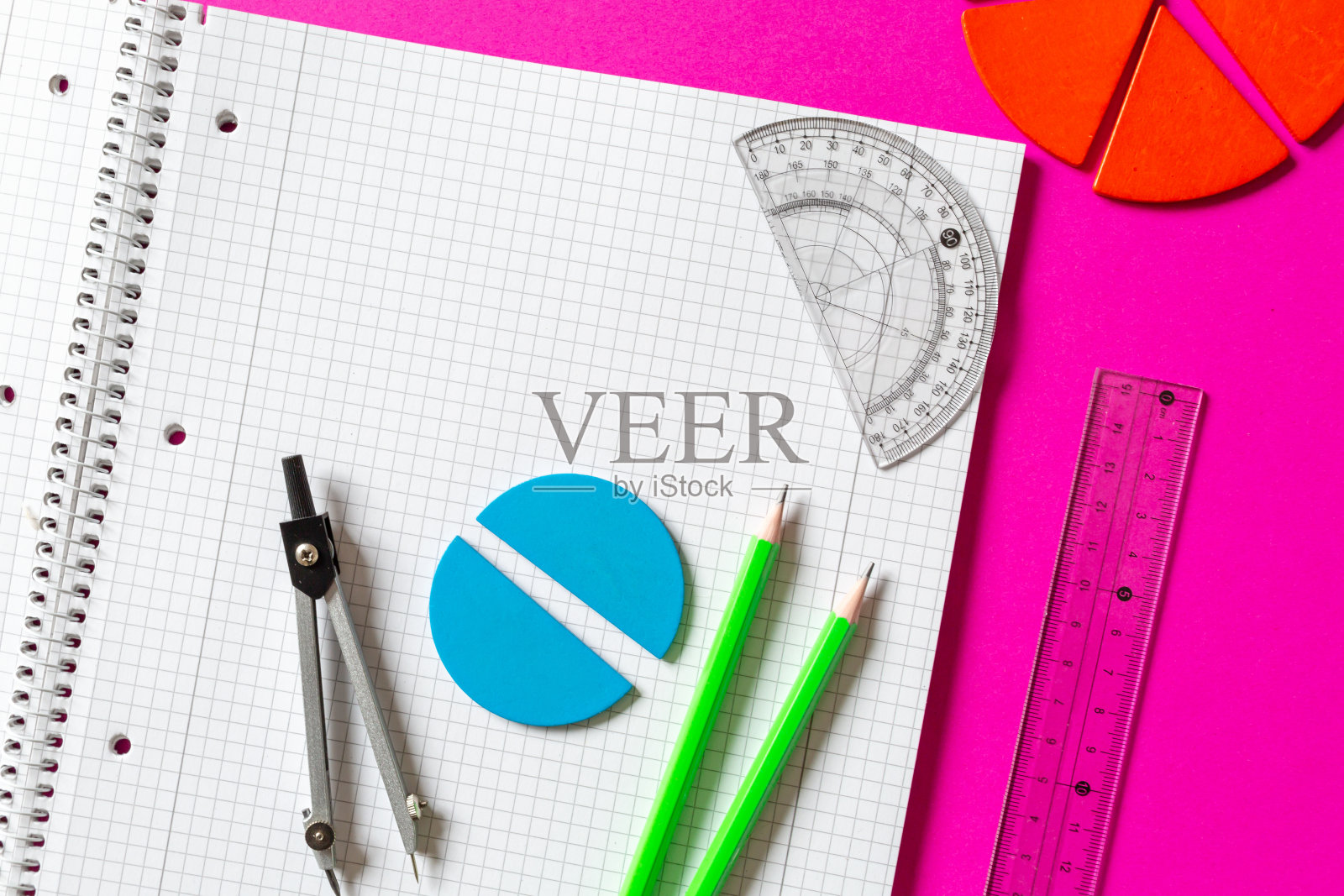 学习用品，打开的记事本，尺子，洋红粉色背景上的分数。对孩子来说，有趣的数学。教育，回归学校理念照片摄影图片