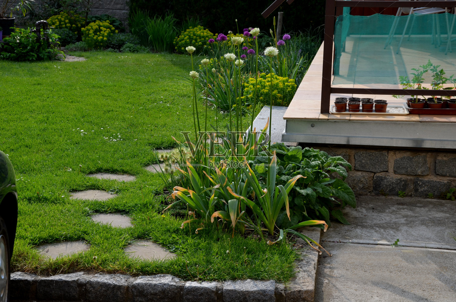 操场上的石板形成了表面之间有趣的过渡。设有乒乓球台的橡胶区和公园长椅之间的人行道照片摄影图片