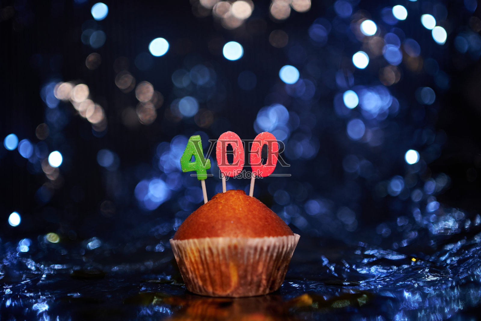 纪念日自制小蛋糕，上面写着400 400照片摄影图片