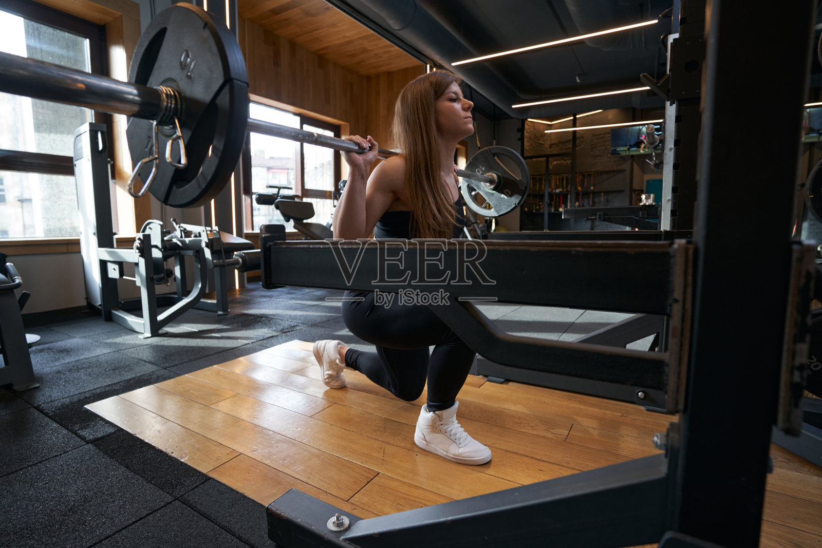 健美的女人在健身房做腿部锻炼照片摄影图片