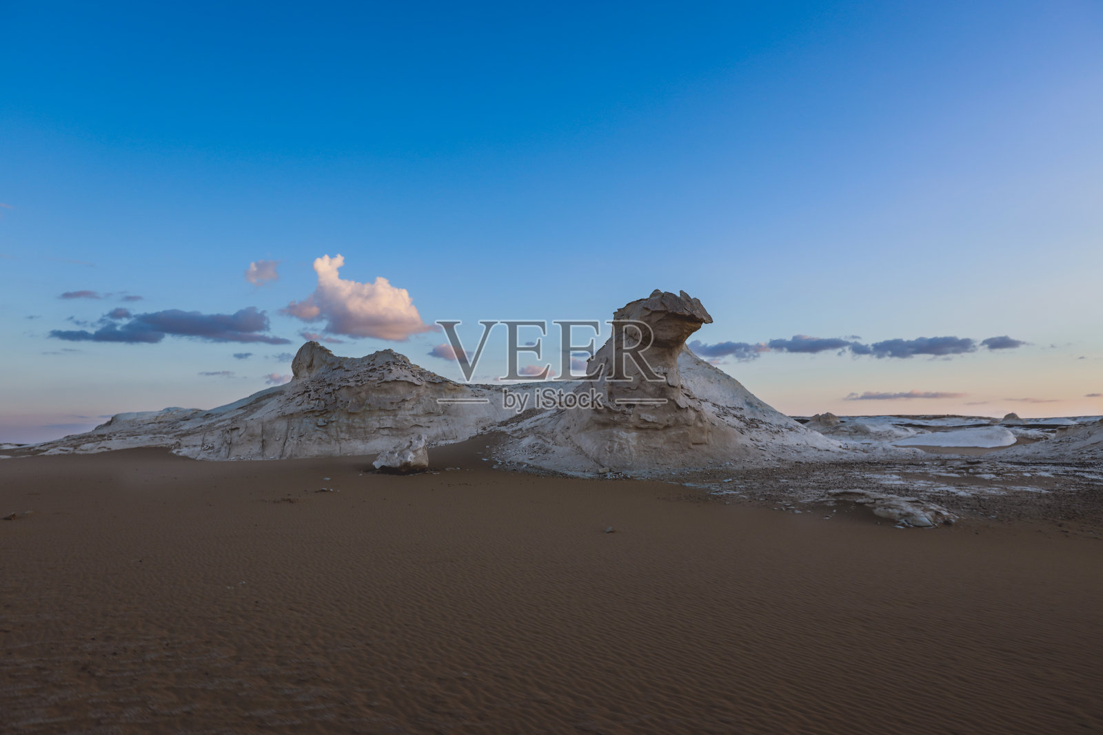 埃及白色沙漠保护区沙丘地貌的傍晚景色照片摄影图片