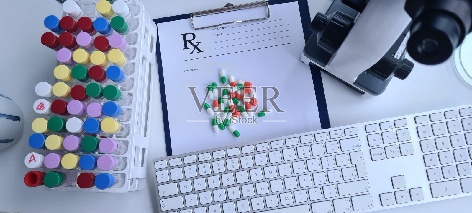 医疗药品和电脑键盘在实验室的特写照片摄影图片