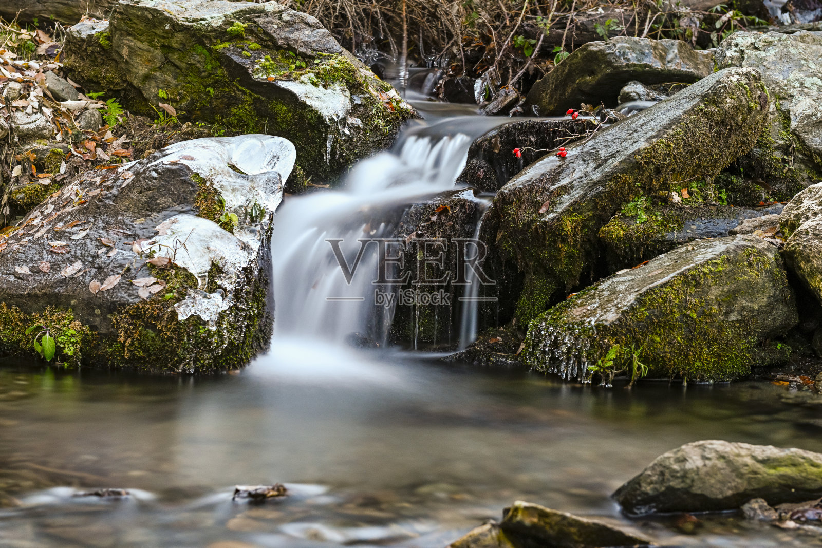 格拉纳达Camarate溪的小瀑布。照片摄影图片