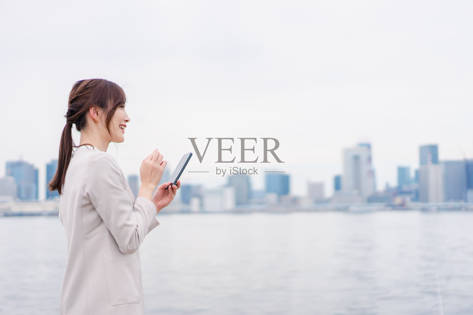 年轻女子在户外打字照片摄影图片