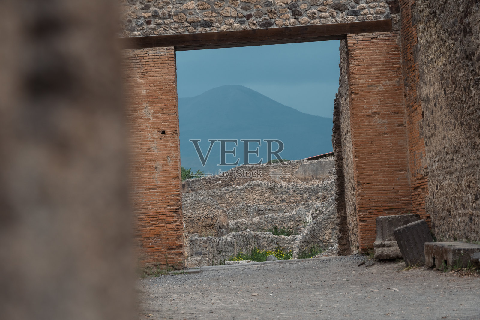通往维苏威火山的大门照片摄影图片
