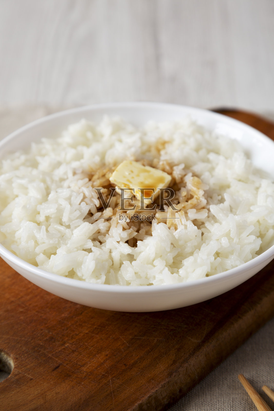 自制日式黄油酱饭，低角度视角。照片摄影图片