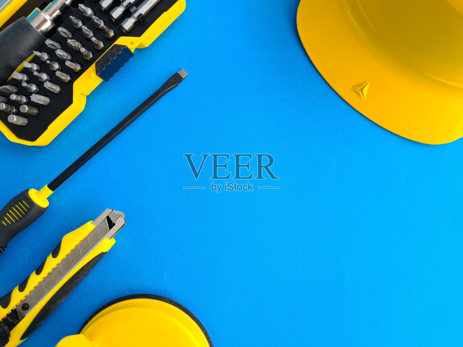 一套建筑工具头盔在蓝色背景复制空间照片摄影图片