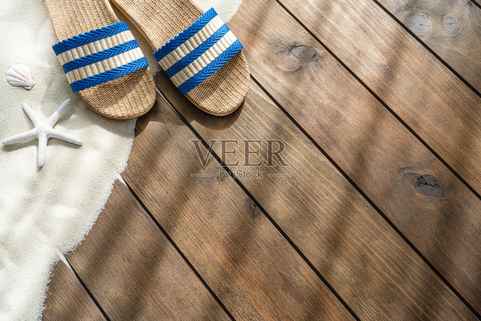 木板上的沙滩凉鞋照片摄影图片