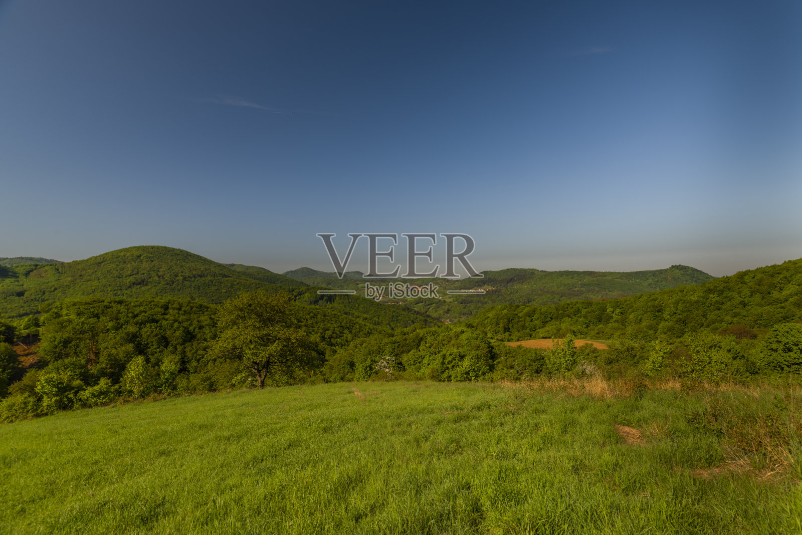 风景附近的班斯卡斯蒂亚夫尼察镇在春天清新的色彩早晨照片摄影图片