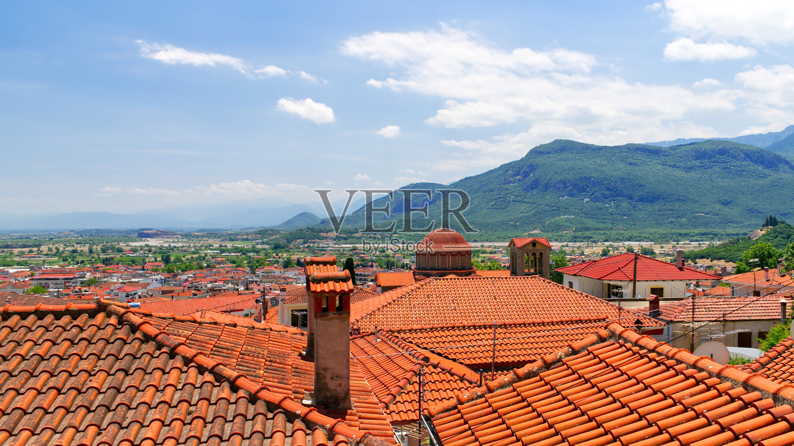 悬崖顶上美丽的卡拉巴卡镇风景。红屋顶的小房子。希腊照片摄影图片