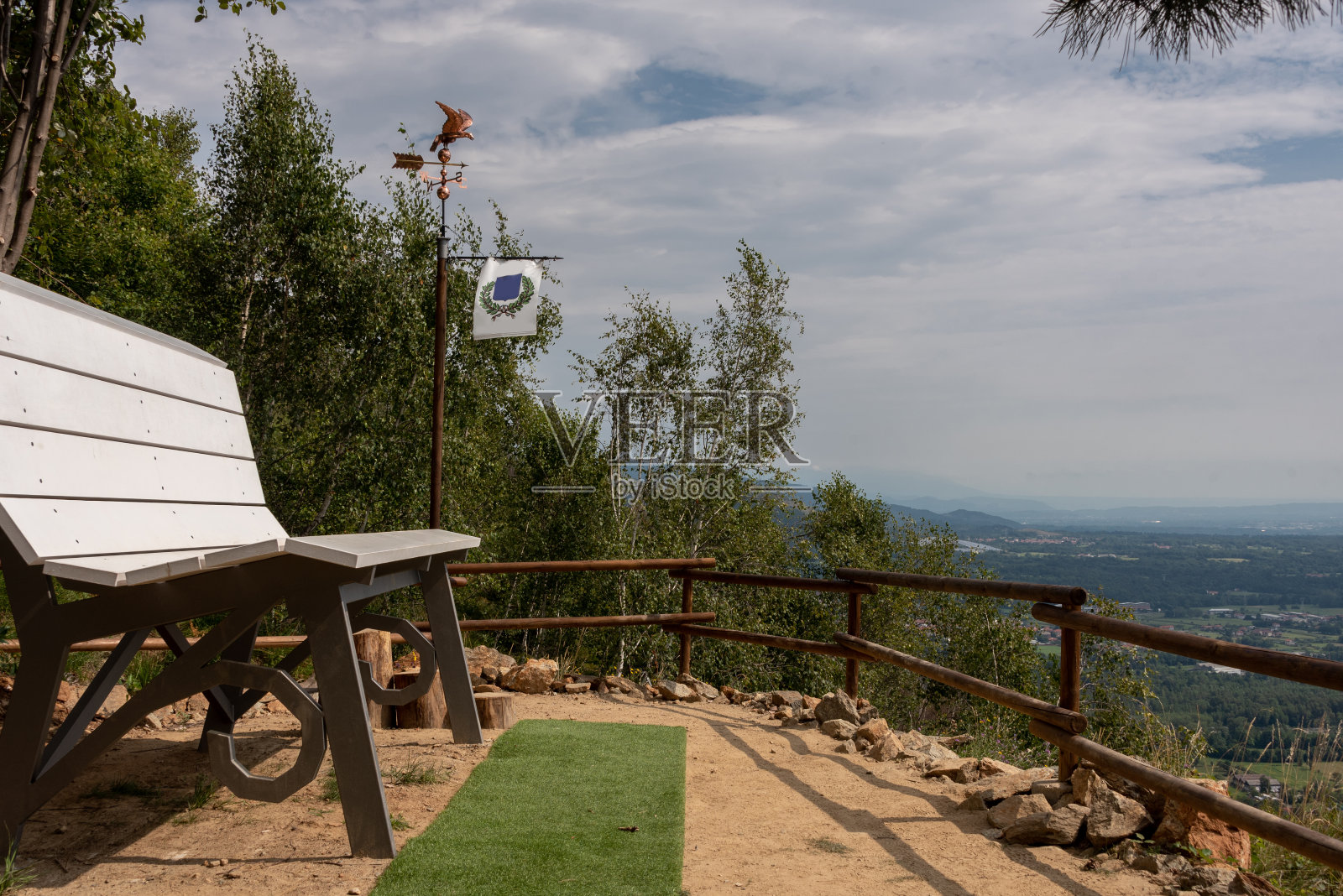 有石头、树木和长凳的山路照片摄影图片