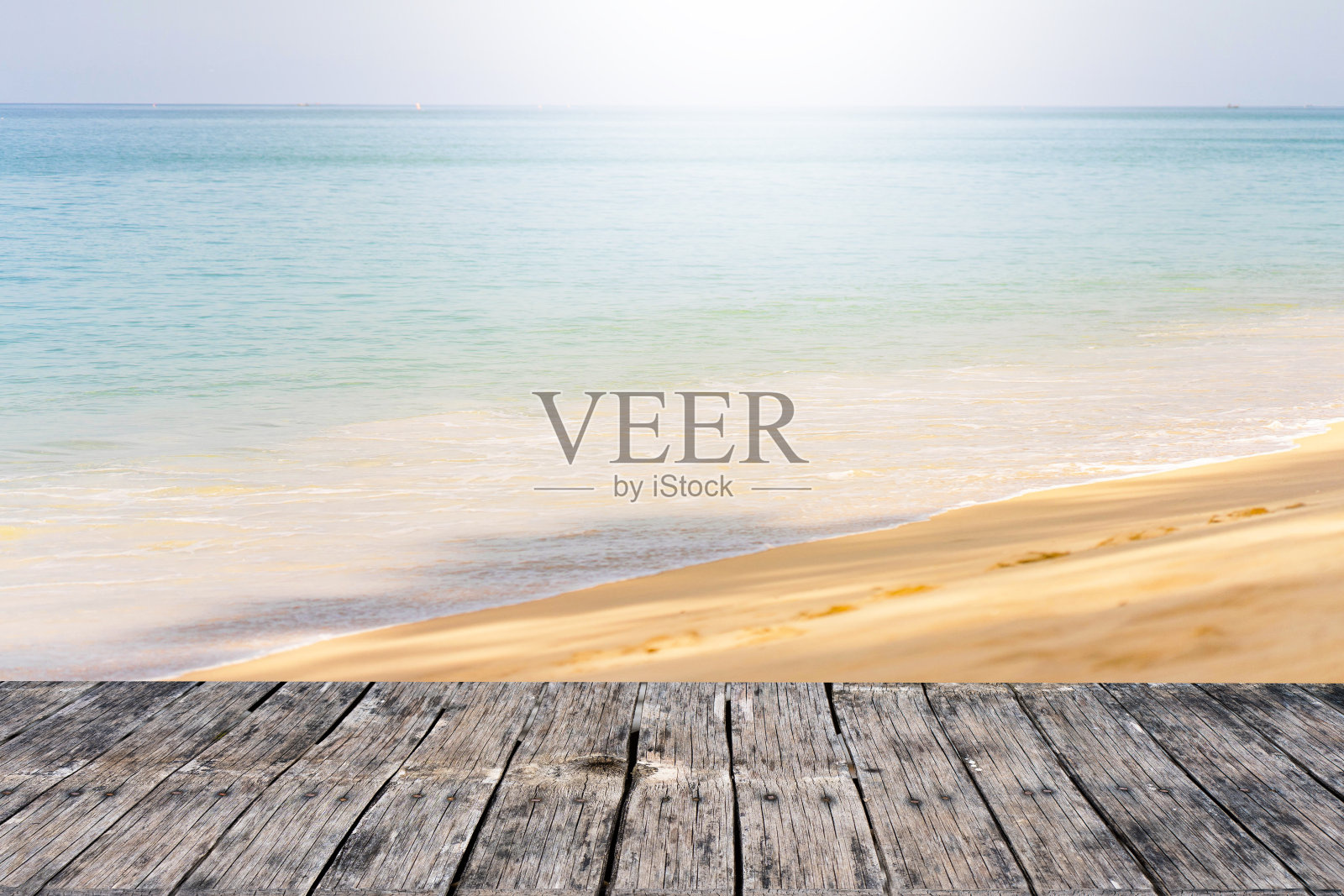 木制桌子对海滨背景。照片摄影图片