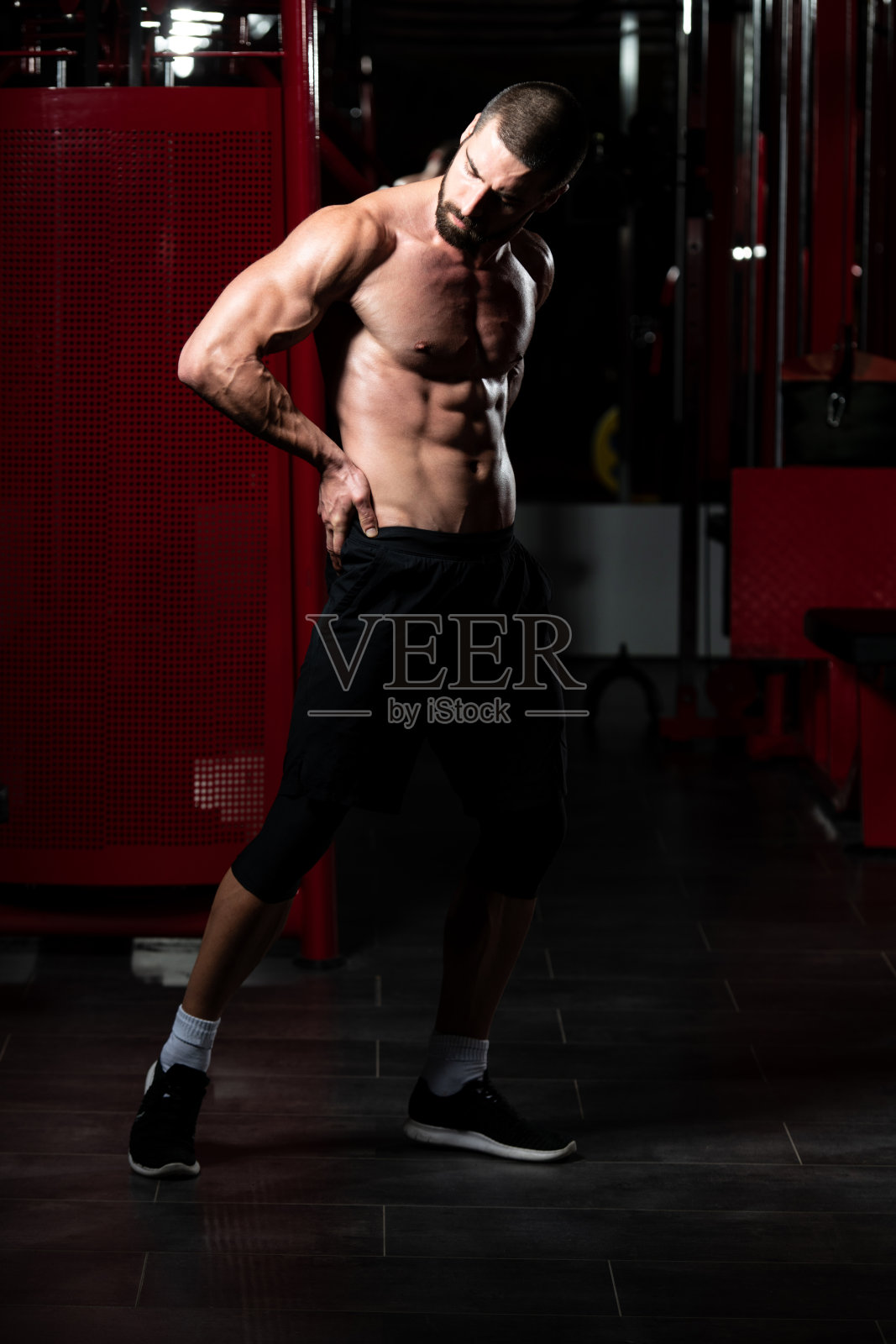 健美运动员展示肌肉照片摄影图片