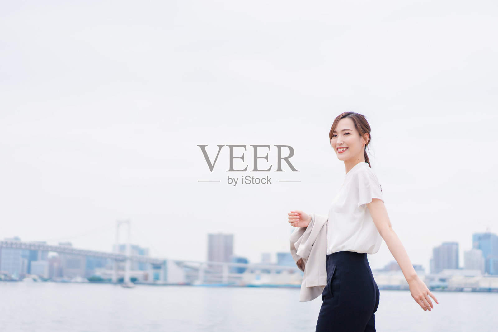 女商人没穿外套就走在外面照片摄影图片