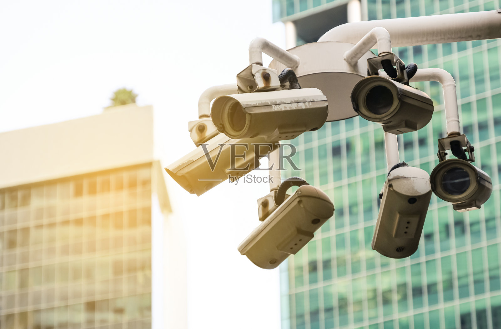 具有模糊城市建筑背景的现代公共360度闭路电视摄像机。用于全天候监控的智能录像摄像机。具有复制空间的监控概念。照片摄影图片