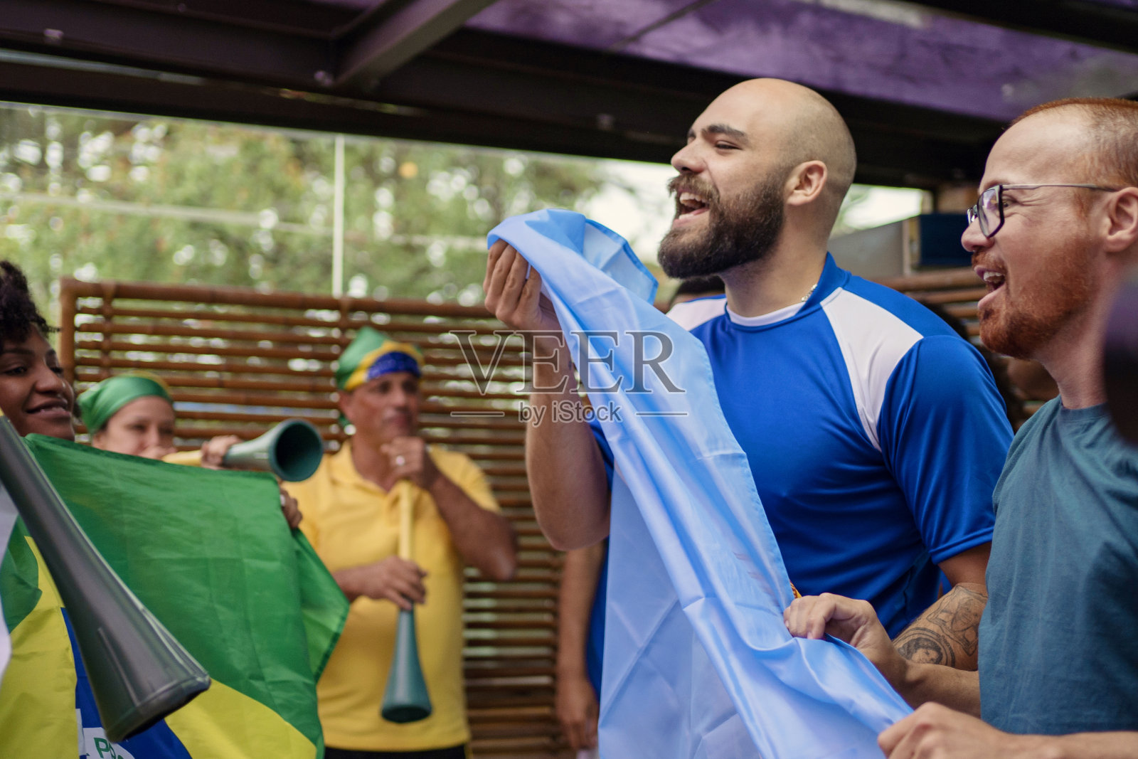 巴西朋友一起观看足球比赛并欢呼照片摄影图片