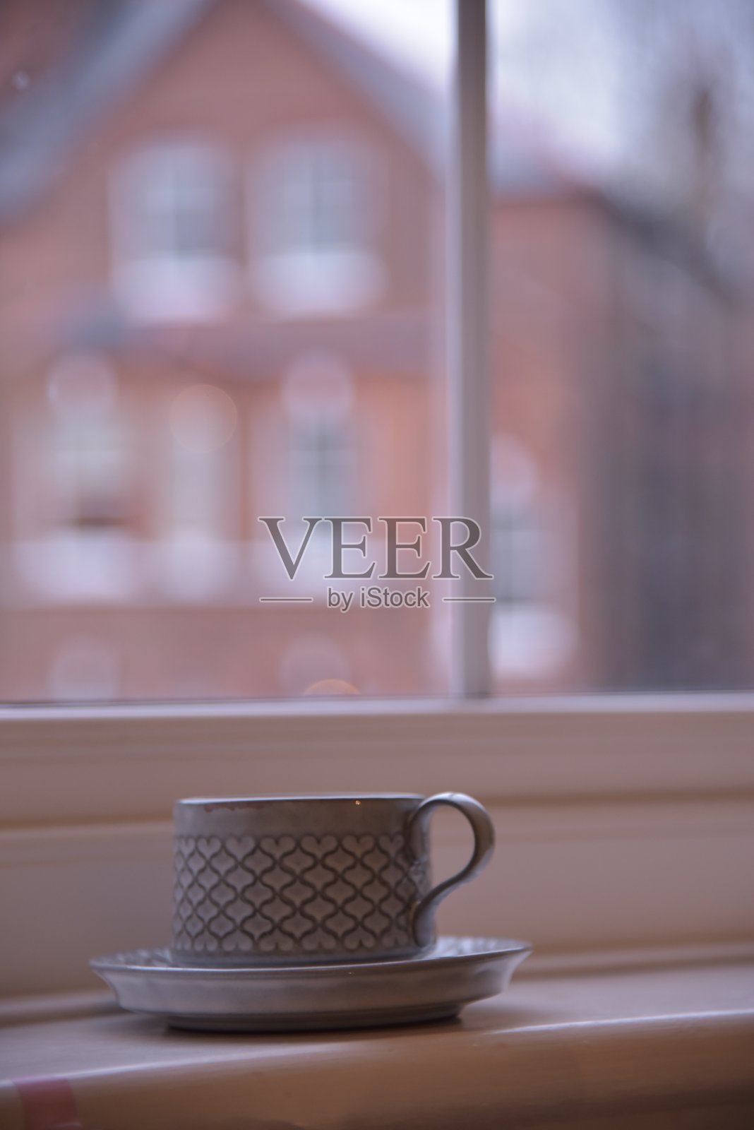 伦敦冬季窗景与复古杯碟照片摄影图片